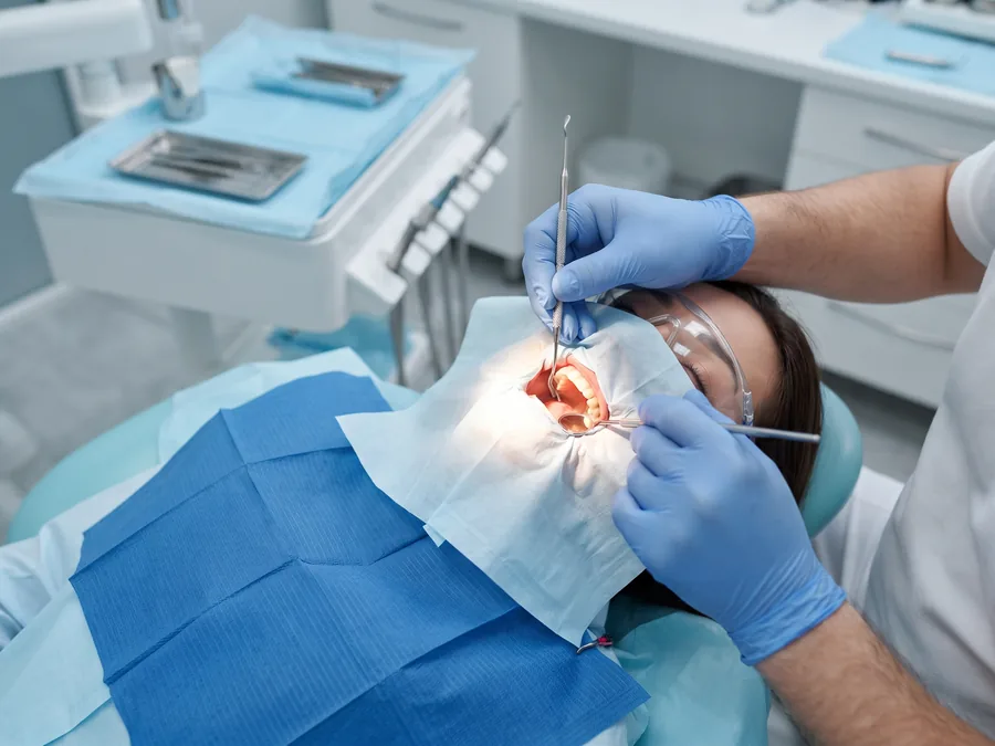 Zahnärztliches Instrument bei einem kleinen Eingriff